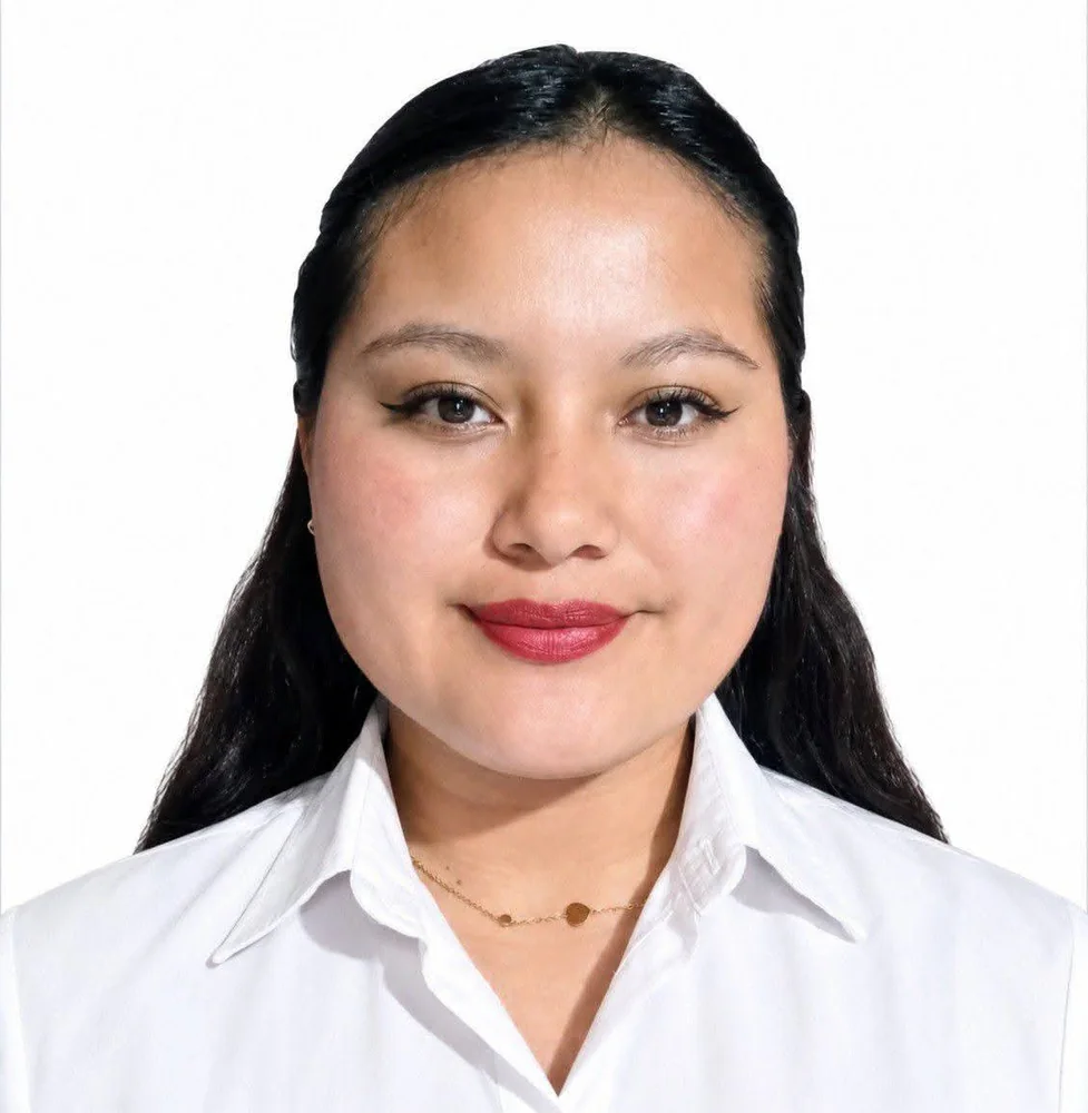 Retrato de Fernanda Morales con camisa blanca