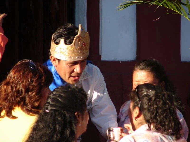 Participantes en una celebración tradicional de El Tingo
