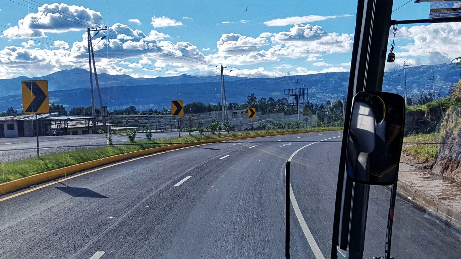 Tramo vial en el sector de Alangasí